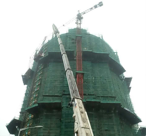 三江吊车在工地上作业